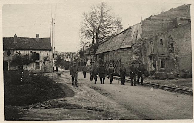 Fernsprechstelle in Raucourt, 1914-1918 (Cellofix-Postkarte)
source : https://commons.wikimedia.org/wiki/
