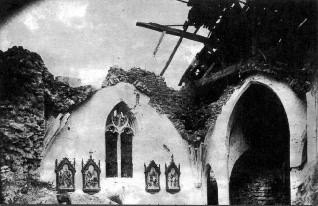 carte postale de l'église partiellement détruite - intérieur