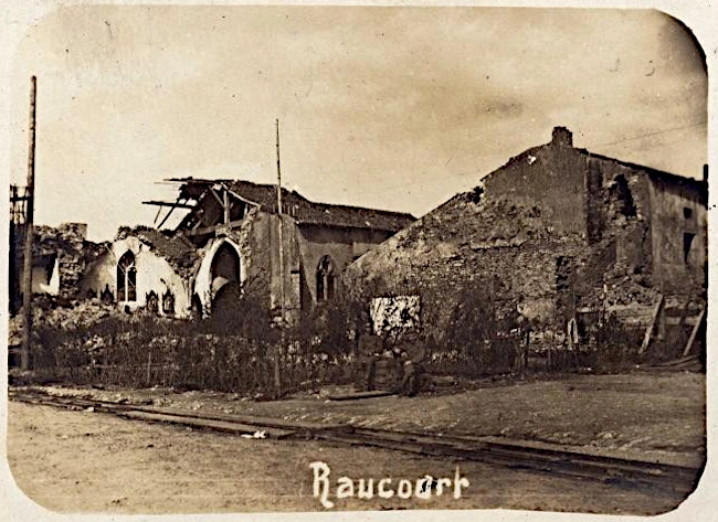 carte postale de l'église partiellement détruite - ruines