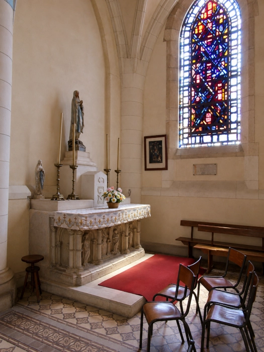 Chapelle du côté droit de l'église (image améliorée par IA)