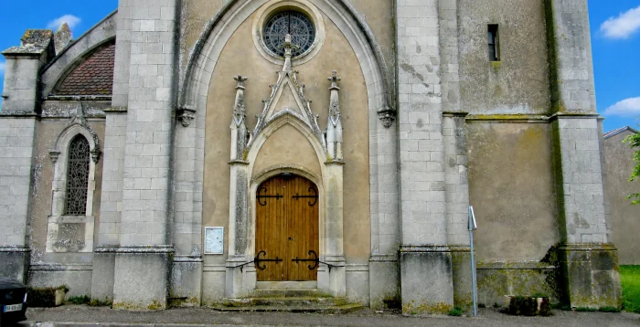 Vue de l'entrée principale de l'église Saint-Martin à Raucourt