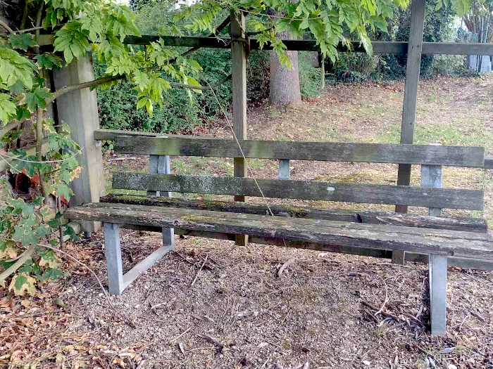 le banc de droite, quasiment inutilisable