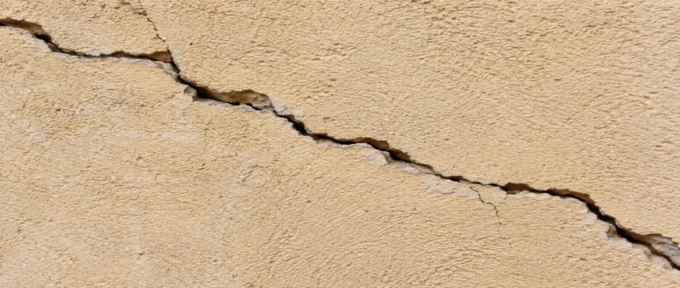 lézardes sur un mur