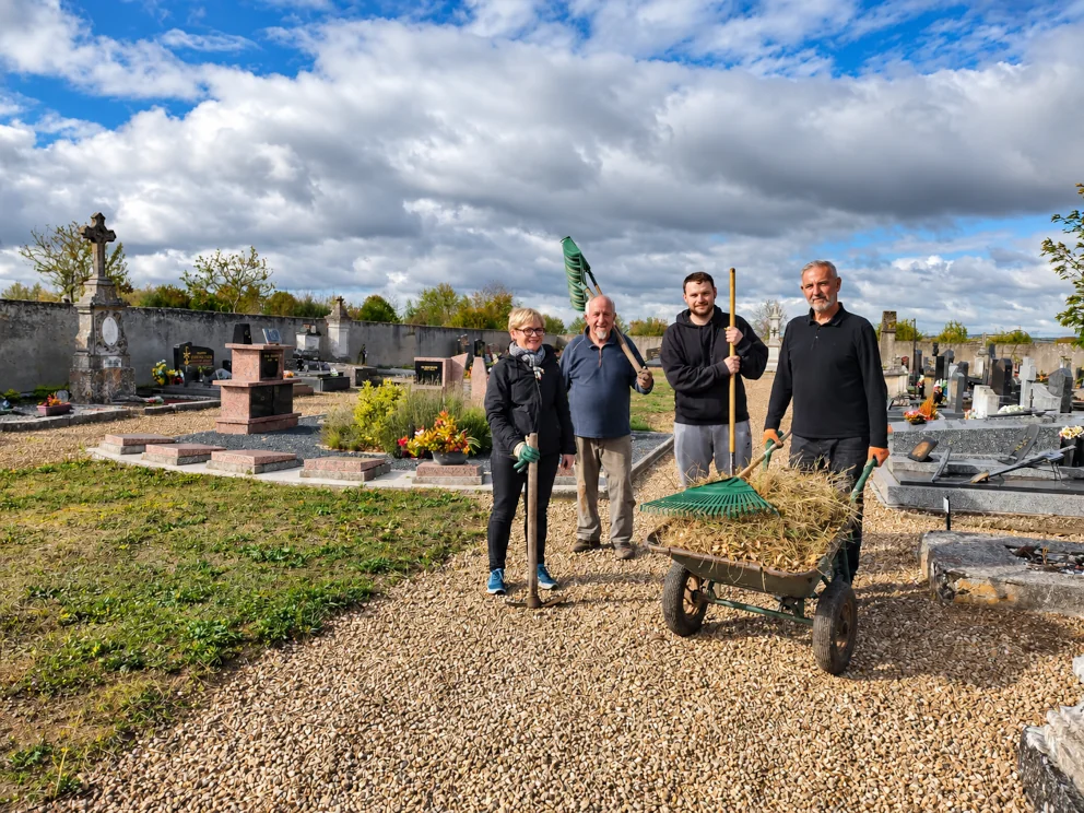 après 3 heures de nettoyage par l'équipe de bénévoles, le cimetière est prêt pour la Toussaint ! - photo sans trucage
